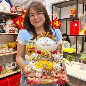 Mèo Thần Tài Vẫy Tay Đế Vương 35cm Tay Phải Cầm Hũ Vàng – Quà Tặng Khai Trương Sang Trọng