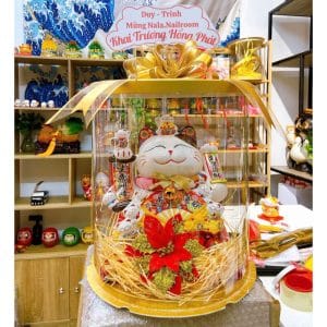 Mèo Thần Tài Vẫy Tay "Đại Cát Đại Lợi" 29cm (Chiếc Quạt Bụng Hút Lộc) – Hộp Quà Mica VIP Tặng Khai Trương (Giao Hỏa Tốc TP.HCM)