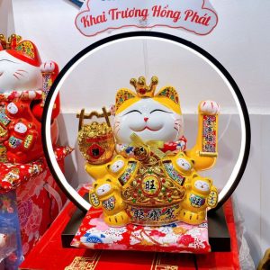 Mèo Thần Tài Vẫy Tay Đế Vương Vàng 29cm Kèm Đèn – Tay Phải Cầm Thỏi Vàng, Dùng Pin Hoặc Điện