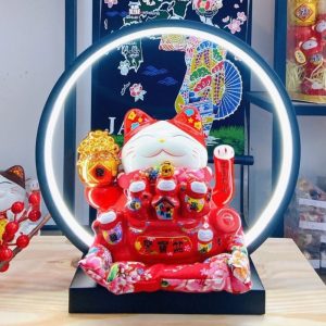 Mèo Thần Tài Vẫy Tay "Đắc Lợi" Đỏ 18cm Kèm Đèn Hào Quang – Vật Phẩm Phong Thủy Tương Sinh Mệnh Hỏa & Thổ