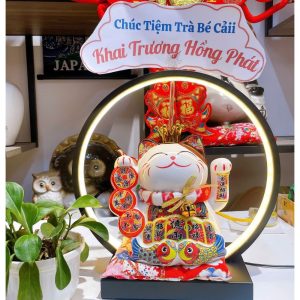 Bộ Mèo Thần Tài Vẫy Tay Dải Tiền 21cm Kèm Đèn Hào Quang – Tay Cầm 3 Đồng Xu May Mắn & Bụng 2 Con Cá Chép (Giao Hỏa Tốc 1–2H TP.HCM)