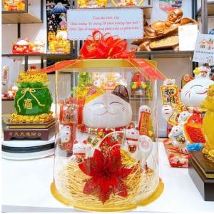 Mèo Thần Tài Vẫy Tay "Phát Đạt" 30cm (Cầm Búa Khai Vận) – Hộp Quà Mica VIP Tặng Kèm Banner (Hỏa Tốc HCM)
