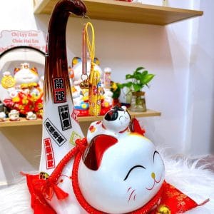 Mèo Thần Tài Đuôi Dài Phong Thủy – Tăng Tài, Vượng Lộc, Phát Bền
