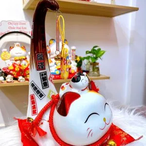 Mèo Thần Tài Đuôi Dài Phong Thủy – Tăng Tài, Vượng Lộc, Phát Bền