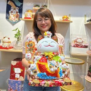 Mèo Thần Tài Vẫy Tay "Như Ý Cát Tường" Size Đại 40cm (Cá Chép Hóa Rồng) – Quà Tặng Khai Trương, Tân Gia Siêu Bề Thế & Đột Phá