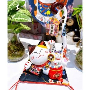 Mèo Thần Tài Đuôi Dài Đại Cát Đại Lợi 22cm – Quà Tặng Khai Trương, Tân Gia, Sinh Nhật Sang Xịn & Ý Nghĩa
