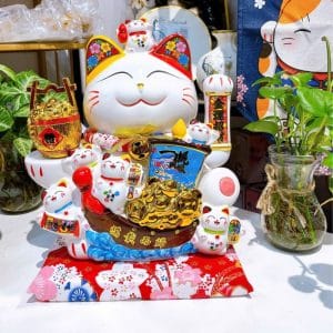 Mèo Thần Tài Vẫy Tay "Phú Quý Cát Tường" 35cm (Thuyền Thuận Buồm Chở Vàng) – Quà Tặng Khai Trương, Tân Gia Đẳng Cấp (Giao Hỏa Tốc HCM)