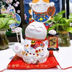 Mèo Thần Tài Vẫy Tay Phải Ngũ Phúc Lâm Môn 22cm – Quà Tặng Khai Trương, Tân Gia, Sinh Nhật Độc Đáo & Ý Nghĩa
