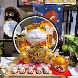 Combo Mèo Thần Tài Đế Vương Vàng 35cm Kèm Đèn Hào Quang + Bộ 5 Mèo Mini Ngũ Phúc & Ống Heo Tiết Kiệm
