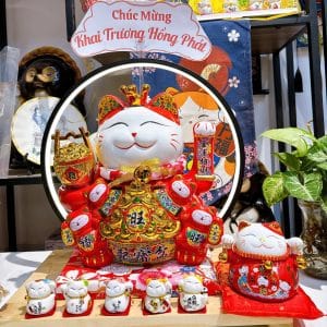 Combo Mèo Thần Tài Đế Vương Đỏ 35cm Kèm Đèn Hào Quang + Bộ 5 Mèo Mini Ngũ Phúc & Ống Heo Tiết Kiệm