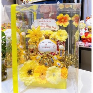 Mèo Thần Tài Vẫy Tay Trang Trí Hoa Vàng Đế Vương Vàng 22cm – Quà Tặng Khai Trương, Tân Gia Cao Cấp (Hợp Mệnh Kim, Thủy)
