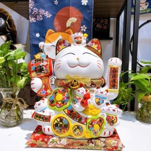 Mèo Khai Vận Như Ý 35cm – Biểu Tượng May Mắn, Tài Lộc Và Thành Công